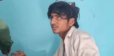 तरियानी चौक: जगदीशपुर कोठियां में अनियंत्रित बाइक पलटी, दो युवक घायल