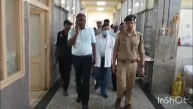 महाराजगंज: नेपाल हादसे में जिले के घायलों का हाल जानने BRD मेडिकल कॉलेज पहुंचे डीएम और एसपी