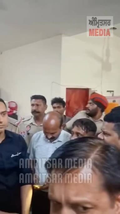 “ਅੰਮ੍ਰਿਤਸਰ ਦੇ ਹਾਥੀ ਗੇਟ ‘ਤੇ ਹੰ*ਗਾ*ਮਾ: ਨਿਗਮ ਵੱਲੋਂ ਰੇੜੀਆਂ ਪਲਟਾਉਣ ਤੋਂ ਬਾਅਦ ਭੜ*ਕੇ ਲੋਕ, ਪੁਲਿਸ ਚੌਂਕੀ ਅੱਗੇ ਲਾਇਆ ਧਰਨਾ” ਦੇਖੋ ਵੀਡੀਓ