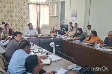 देवास नगर: कलेक्टर श्री ऋतुराज सिंह की अध्यक्षता में जिला स्वास्थ्य समिति की बैठक आयोजित
अभियान चलाकर शत-प्रतिशत एएनसी पंजीयन करे