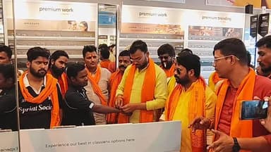 बस्ती: विश्व हिन्दू महासंघ ने लेंसकार्ट शो रूम के कर्मचारियों को लगाया तिलक, बांधा कलावा, लगे जय श्रीराम के नारे