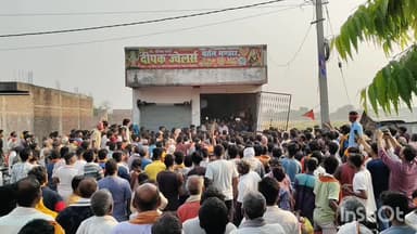 भोरे: लूट के बाद भाग रहे अपराधियों ने राहगीर को मारी गोली, मौत; आक्रोशित भीड़ ने बाइक फूंकी, लुटेरा दुकान में घेरा