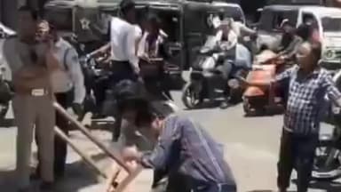 रतलाम: नगर निगम अमले ने हटाया अतिक्रमण, सड़क किनारे लगी जालियां व ओटलों पर चला हथौड़ा