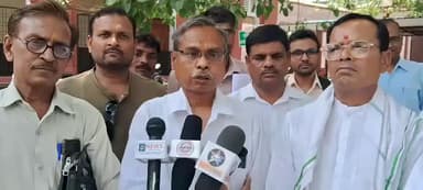 शाहजहांपुर: गाजीपुर कांड के विरोध में विश्वकर्मा समाज ने सौंपा ज्ञापन, पीड़ित परिवार को ₹50 लाख सहायता की मांग की