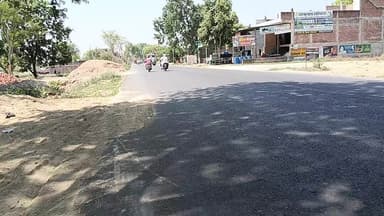 कौशाम्बी सैनी थाना क्षेत्र में कानून को ठेंगा दिखा रहे बालू माफिया बिना नंबर प्लेट के ओवरलोड वाहनों का तांडव प्रशासन मौन