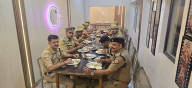 #auraiyapolice
पुलिस अधीक्षक औरैया द्वारा कोतवाली औरैया में नवनिर्मित 'मेस' में सभी पुलिसकर्मियों के साथ भोजन किया। इस द...