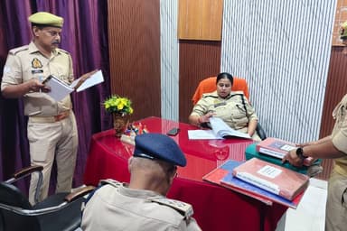 #SP_Mirzapur #अपर्णा_रजत_कौशिक द्वारा थाना पड़री के वार्षिक निरीक्षण के दौरान सीसीटीएनएस,साइबर/महिला हेल्प डेस्क,जनसुनवा...