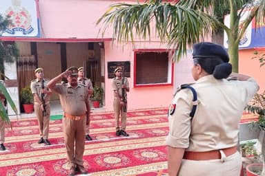 #SP_Mirzapur #अपर्णा_रजत_कौशिक द्वारा थाना पड़री का किया गया वार्षिक निरीक्षण । इस दौरान सर्वप्रथम ली गयी गार्द की सलामी...