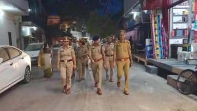 शाहजहांपुर: सदर बाजार क्षेत्र में पुलिस क्षेत्राधिकारी ने पैदल गश्त कर सुरक्षा व्यवस्थाओं का लिया जायजा