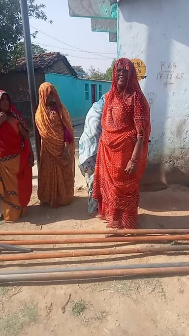 ग्राम मिद्रवाह का लाइव मामला पानी की वजह से गली मुहल्ले वाले परेशान