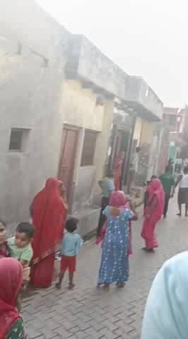 #सिकंदरा राव के गांव नगला मियां में अपराधियों के हौसले बुलन्द रास्ता रोककर घर की छत से किया पथराव और जानलेवा हमला#