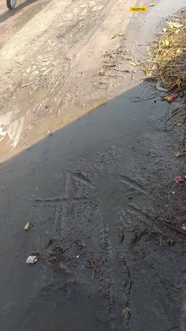 128 विधानसभा बरखेड़ा क्षेत्र के गांव आमदार में 17 साल पुराना सीसी रोड नहीं बन रही है निकलने में अधिक दिक्कत हो रही है