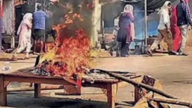 सहार: खैरा में डंपर के कहर से छात्र की मौत, उग्र भीड़ ने चेकपोस्ट में तोड़फोड़ कर सामान को फूंका, 50 गाड़ियों के शीशे फोड़े