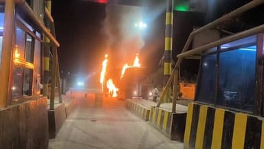 छापरी टोल प्लाजा ट्रक में लगी भीषण आग लिया विकराल रूप #aag #truck #damkal #toll #didwanajila #news