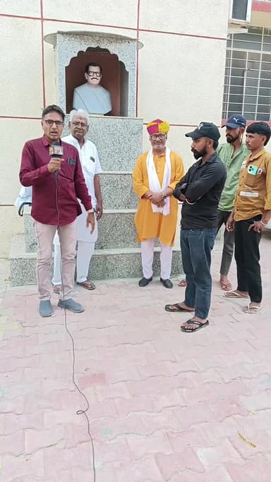 रतनगढ़: रतनगढ में पूर्व विधायक अभिनेश महर्षि के सहयोग से पहाड़ी मधुमक्खी रेस्क्यू अभियान की शुरुआत