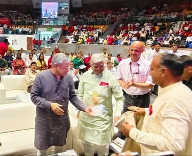 एआईआरएफ की पहल पर रेलवे बोर्ड सख्त, की-मैन ड्यूटी के नए निर्देश जारी
ट्रैकमेन्टेनर्स की सुरक्षा को लेकर एआईआरएफ के प्रय...