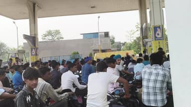 निघासन भारत पेट्रोलियम पर पेट्रोल होते हुए पेट्रोल नहीं मिला लोग घंटों तक खड़े रहे