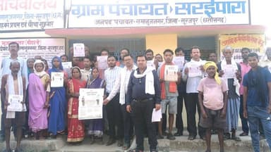 ग्राम पंचायत सरई पारा में आयोजित ग्राम सभा के दौरान जनगणना से स्व-गणना की प्रक्रिया, प्रगणक द्वारा की जाने वाली गणना की ...