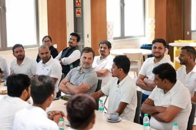 आज युवा कांग्रेस के बब्बर शेर साथियों से मुलाकात की जो अपने शांतिपूर्ण प्रदर्शन के लिए गिरफ़्तार कर लिए गए थे।
शांतिपूर...