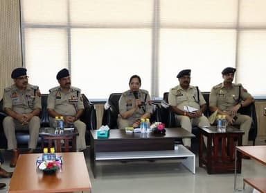 *पुलिस कमिश्नर गौतमबुद्धनगर श्रीमती लक्ष्मी सिंह द्वारा पुलिस आयुक्त कार्यालय सेक्टर-108, गौतमबुद्धनगर में स्थित विभिन्न...