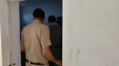 महोबा: आल्हा चौक स्थित होटल में एमपी पुलिस की दबिश, आरोपियों की निशानदेही पर सर्च ऑपरेशन से मचा हड़कंप