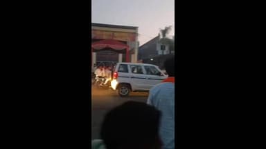 नर्मदापुरम: तेज रफ्तार बस ने ऑटो को मारी टक्कर, ऑटो पलटा, भीड़ ने बस में की तोड़फोड़