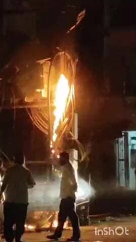 डीग, मुख्य बाजार स्थित विद्युत विभाग के ट्रांसफार्मर में लगी आग को एफ आर टी टीम ने काबू पा विद्युत आपूर्ति सुचारू की