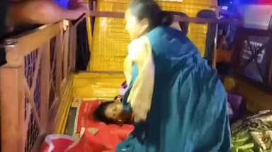 సంగారెడ్డి: నంది కంది శివారులో జరిగిన రోడ్డు ప్రమాదంలో ఇద్దరు మహిళలు అక్కడికక్కడే మృతి