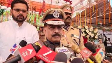 #adgzonekanpur आलोक सिंह ने झाँसी पुलिस लाइन में मीडिया को दी जानकरीं #JhansiPolice