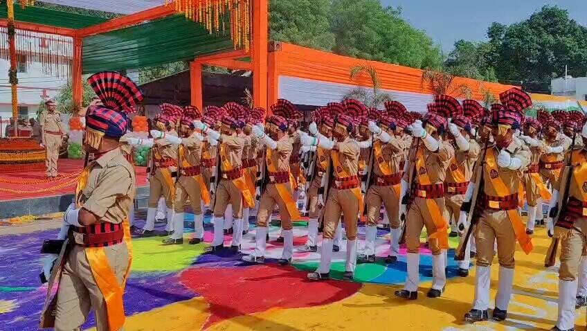 श्री नवीन अरोरा, अपर पुलिस महानिदेशक तकनीकी सेवाएं द्वारा परेड की सलामी ली गई। #UPPolicePOP #UPPolice https://t.co/KEun4...
