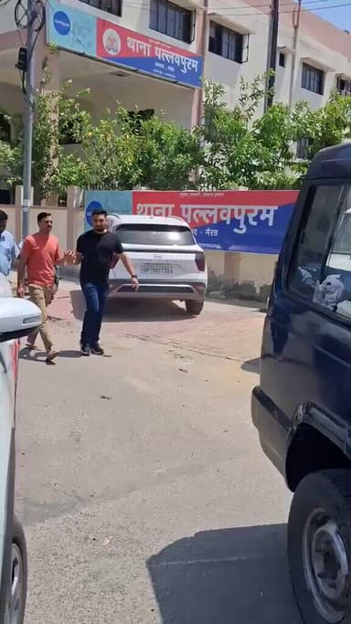 मेरठ के पल्लवपुरम थाने में तैनात 2023 बैच के दारोगा छत्रपाल को एंटी करप्शन टीम ने 10 हजार रुपये की रिश्वत लेते हुए रंगे ...