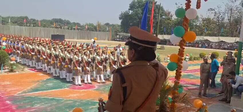 🚔 कदमताल की लय, अनुशासन की विजय…
जनपद रामपुर में रिक्रुट आरक्षियों ने दीक्षांत परेड के साथ सेवा पथ पर बढ़ाया कदम।
#UPPo...