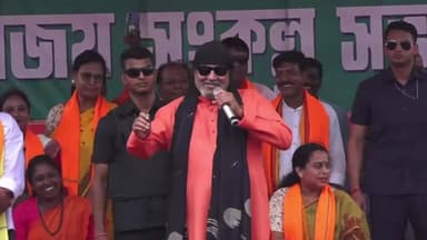 মানব গুহর সমর্থনে নির্বাচনী সভায় বক্তব্য রাখছেন অভিনেতা মিঠুন চক্রবর্তী। |