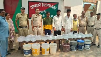 मल्दा-जैजैपुर में आबकारी विभाग की बड़ी कार्रवाई, 240 लीटर महुआ शराब जब्त, चार आरोपियों को किया गिरफ्तार