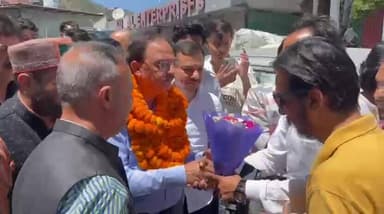 नगर निगम सोलन चुनाव में टिकटों की खिंचतान के बीच सोलन पहुंचे उद्योग मंत्री हर्षवर्धन चौहान...
#prabhathimachal
#subjim...