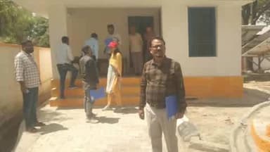 अमृतपुर: हरसिंहपुर गहलवार में डायरेक्टर यूनिवर्सिटी कानपुर जल जीवन मिशन के तहत कराए गए कार्यों को देखने पहुंची प्रधान