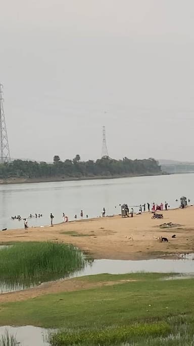 हर्वल घाट कोठी बाज़ार मैं प्रतिबंध घाट पर लगातार लोगो का नहाना लगा है प्रशासन की अनदेखी के कारण डूबने की घटना कभी भी हो सकती है #hoshangabaad #narmadapuram