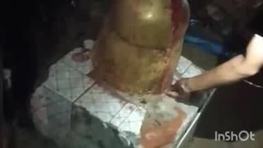 अरवल: किंजर मुख मार्ग पर अनियंत्रित ट्रक ब्रह्म स्थान मंदिर से टकराई, ट्रक चालक बाल-बाल बचा