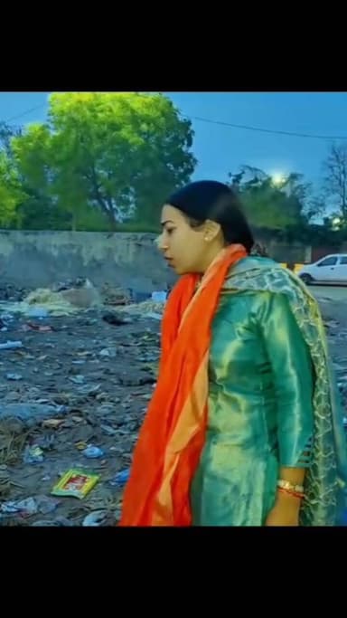 प्रीत विहार: कूड़ा जला रहे शख्स को कोंडली पार्षद मुनेश डेढ़ा ने फटकारा, राजनीतिक साजिश बताया