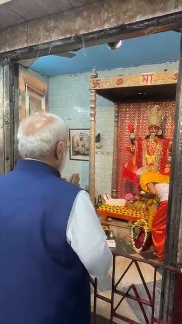 কলকাতার ঐতিহ্যবাহী ঠনঠনিয়া কালীবারিতে পুজো দিলেন নরেন্দ্র মোদির
এই মন্দিরের সঙ্গে নিবিড় সম্পর্ক রয়েছে শ্রী শ্রী পরম...