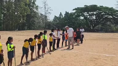 केरसई: नीदरलैंड से सिमडेगा आकर ओलंपिक गोल्ड मेडल विजेता ने पतिआम्बा में बच्चियों को सिखाए हॉकी के गुर