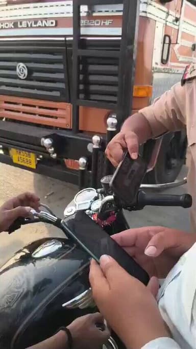 #मेरठ में होमगार्ड का एग्जाम देकर लौट रहे युवक का हेलमेट चोरी हो गया वह पहली बार मेरठ आया था इसलिए रास्ता भटककर दिल्ली-म...