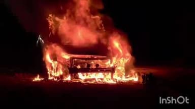 बेमेतरा: तिवरैया में नेशनल हाईवे पर चलती कार में लगी आग, चालक ने कूदकर बचाई जान