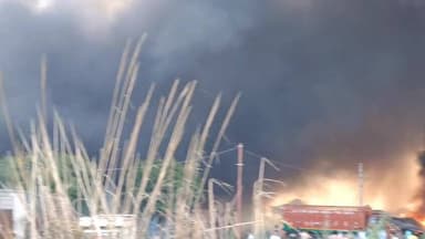 #हापुड़ में आग का तांडव
60 से अधिक झुग्गियों में लगी भीषण आग
झुग्गियों के पास बने कबाड़ गोदाम से आग फैलने की आशंका
आग ...