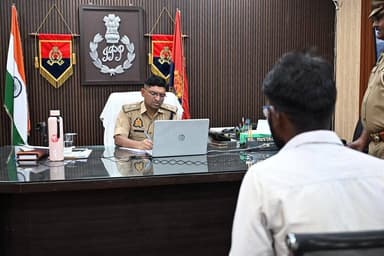 #SPLalitpur @IPSMdMustaque द्वारा पुलिस अधीक्षक कार्यालय में #जनसुनवाई की गई।
🔸जनसुनवाई में फरियादियों की शिकायतों/सम...
