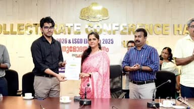 തിരുവനന്തപുരം: തദ്ദേശ തിരഞ്ഞെടുപ്പ്,ഉദ്യോഗസ്ഥരെ കളക്ടറേറ്റിൽ നടന്ന ചടങ്ങിൽ അനുമോദിച്ചു