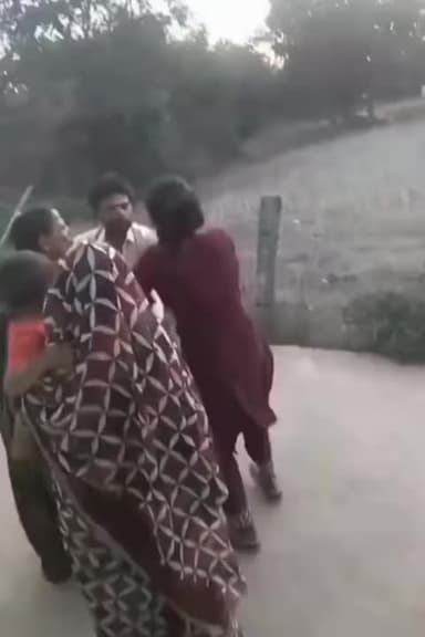 बांदा जिले से एक सनसनीखेज मामला सामने आया है, जहां शादी से महज एक हफ्ते पहले प्रेमी संग भाग रही युवती को परिजनों ने रंगे