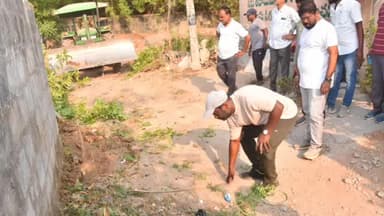 రామగుండం: 48వ డివిజన్ కార్పొరేటర్ రేణిగుంట్ల నిర్మల తిరుపతి తో వార్డు సందర్శనలో మేయర్ మహంకాళి స్వామి