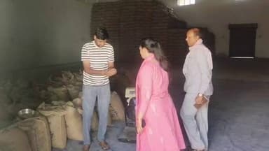 कलेक्टर श्रीमती नीतू माथुर ने गेहूं उपार्जन केंद्र एवं गोदाम का औचक निरीक्षण कर व्यवस्थाओं का जायजा लेकर आवश्यक निर्देश ...