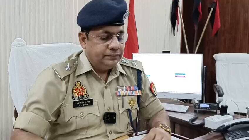 #ShamliPolice
थाना झिंझाना क्षेत्रान्तर्गत ग्राम ओदरी में एक लडके द्वारा प्रेम प्रसंग में पडौसी किशोरी को चाकू मारकर घा...